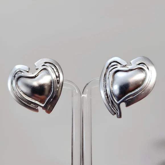 Sue Sachs Sterling Silver Modernist Handwrought Heart Shaped Post back Earrings - Picture 8 of 8